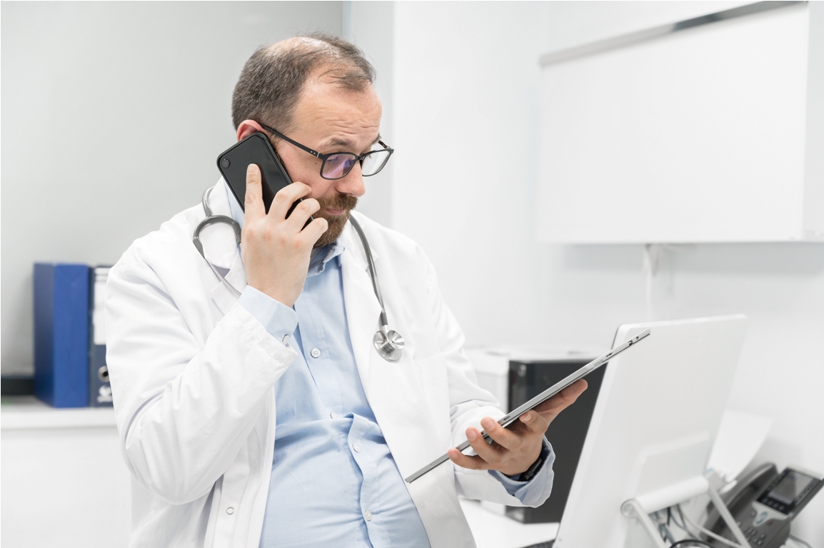 Why do physicians find smartphone apps beneficial for dictation?